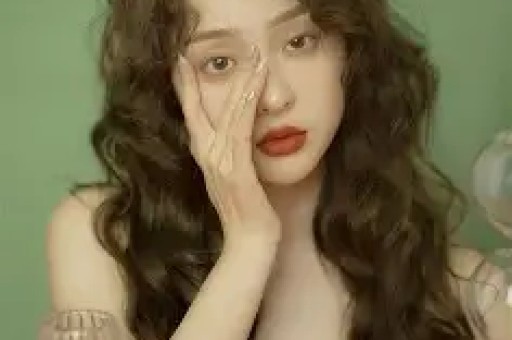 杭州女博主独食遭黄总隔空猎艳后续当事人身份被扒系视频博主黄总疑似餐厅股东网友质疑摆拍媒体发声：勿让善意被流量消耗