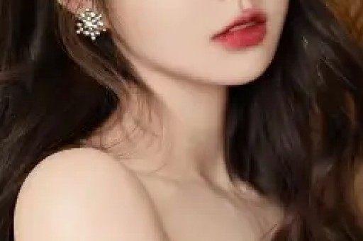 62岁皮特带32岁女友秀恩爱朱莉女儿近照曝光疑似出柜女舞伴