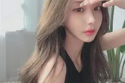 小马云疑有网红女友对方长相漂亮身材好俩人当众亲吻毫不避讳